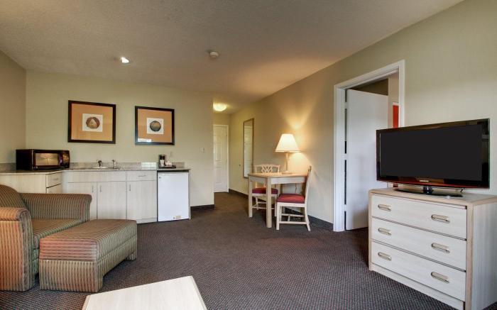 Centerstone Inn & Suites