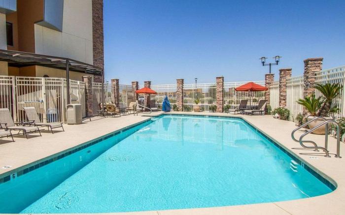 Comfort Suites Glendale - State Farm Stadium Area