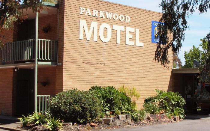 Parkwood Motel & Apartments