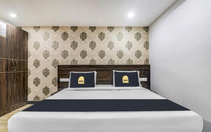 Townhouse OAK SRK White Inn Near Ragigudda Sri Prasanna Anjaneyaswamy Temple