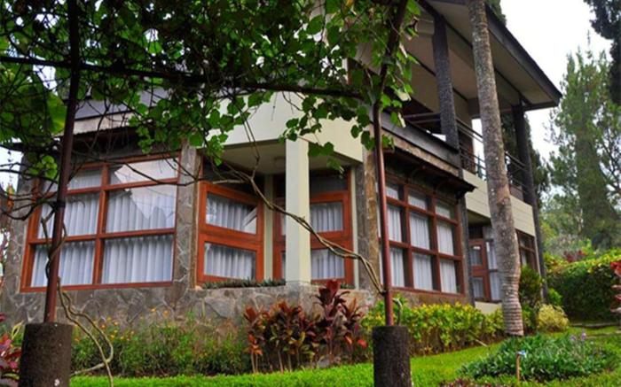 Villa 4-BR Klub Bunga No. 8 Batu Malang