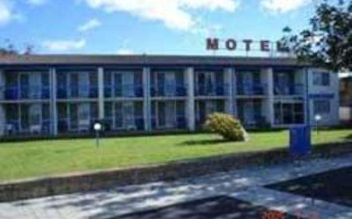 Zorba Waterfront Motel