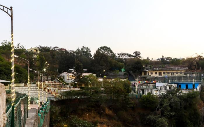Pratikruti The Lakeview Resort