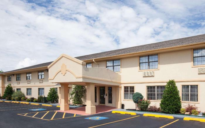 Super 8 by Wyndham Sulphur