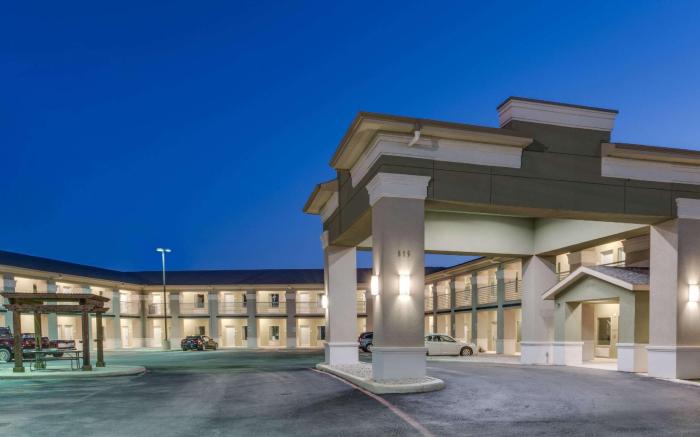 Super 8 By Wyndham Cotulla Tx