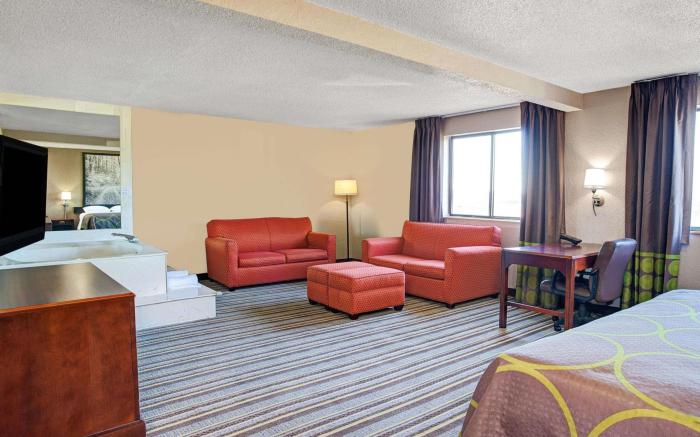 Super 8 By Wyndham Roseville/Detroit Area