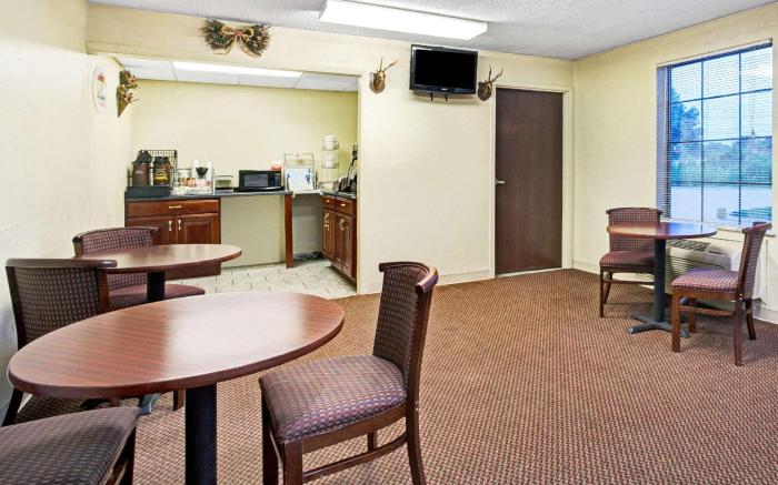Super 8 By Wyndham Clarksville East