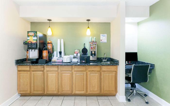 Super 8 By Wyndham Decatur/Dntn/Atlanta Area