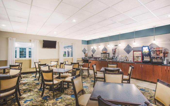 La Quinta Inn & Suites by Wyndham Stonington-Mystic Area