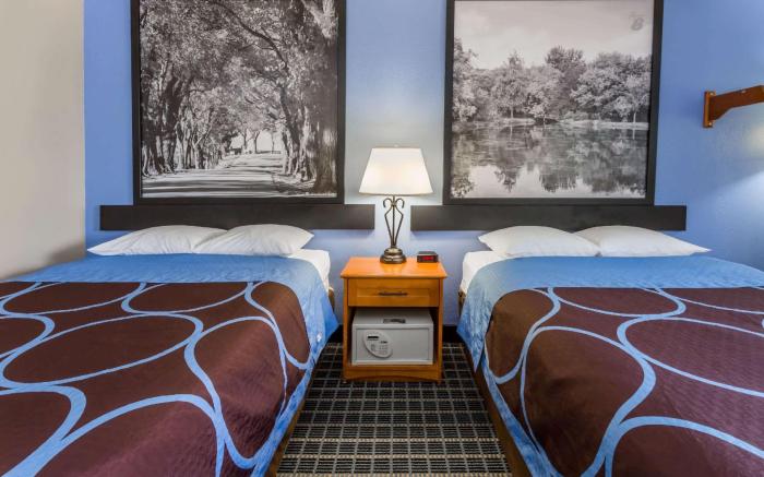 Super 8 By Wyndham Iowa City/Coralville