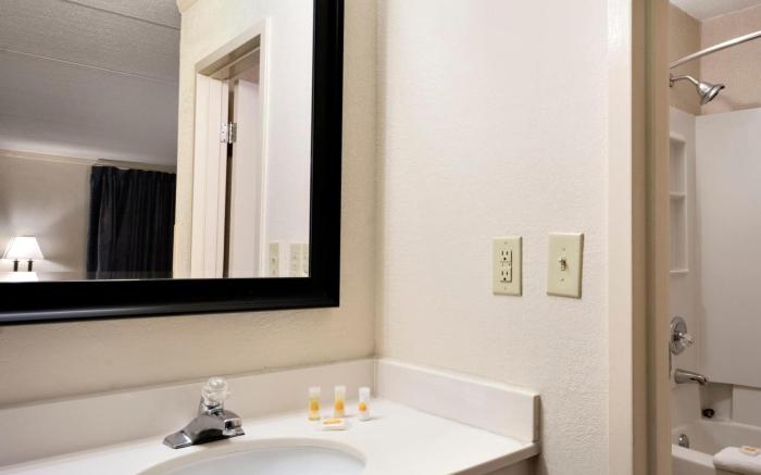 Days Inn & Suites by Wyndham Fayetteville NW Ft Bragg