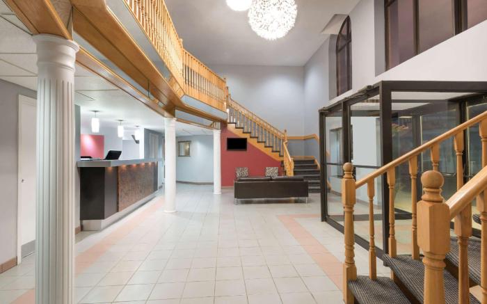 Super 8 By Wyndham Mt Hope Hamilton Intl Arpt On