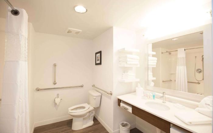 Hampton Inn Emerson LakePoint