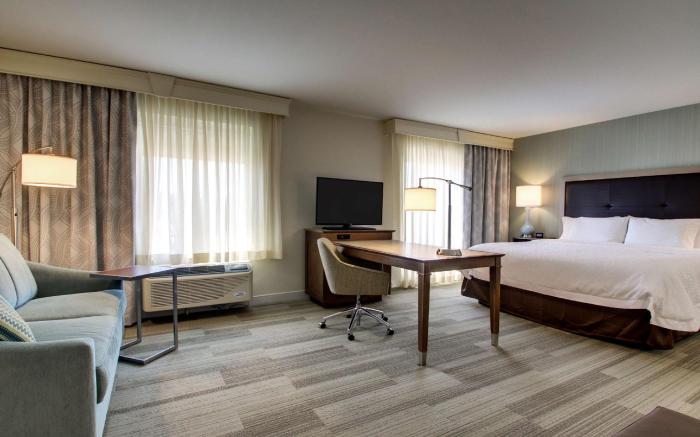 Hampton Inn and Suites Milwaukee West
