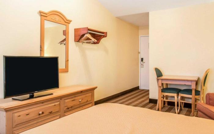 Econo Lodge Inn & Suites