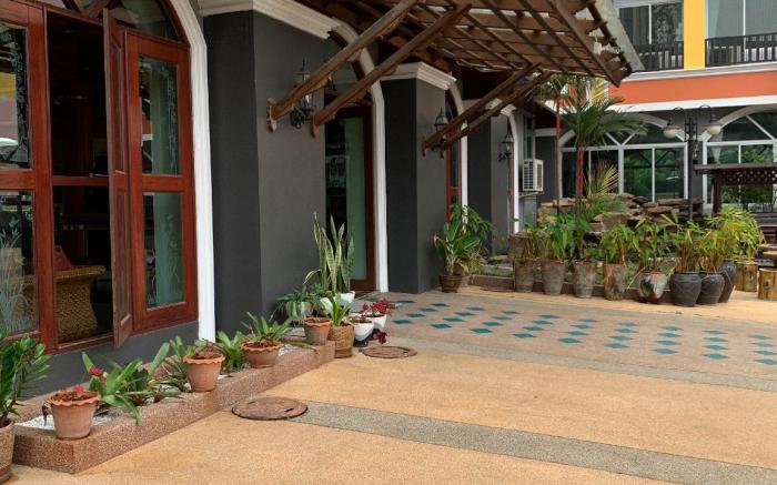 Dee Prom Hotel