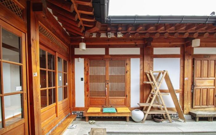 Jeonju Hanok Maeul Deoksugoong (Korea Quality)