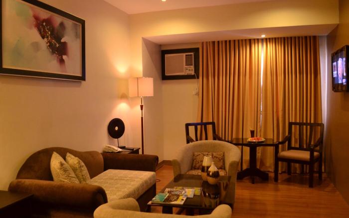 Pinnacle Hotel and Suites