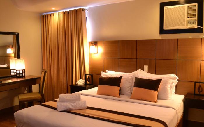 Pinnacle Hotel and Suites