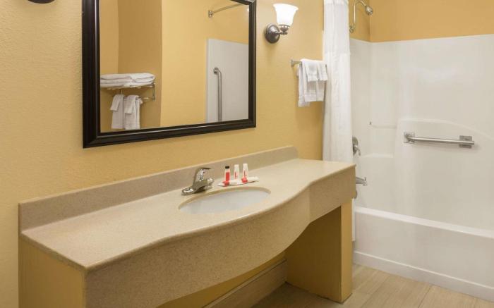 Howard Johnson by Wyndham Chattanooga Lookout Mountain I-24