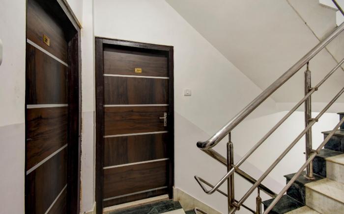 Hotel O Royal Regency Near Acropolis Mall