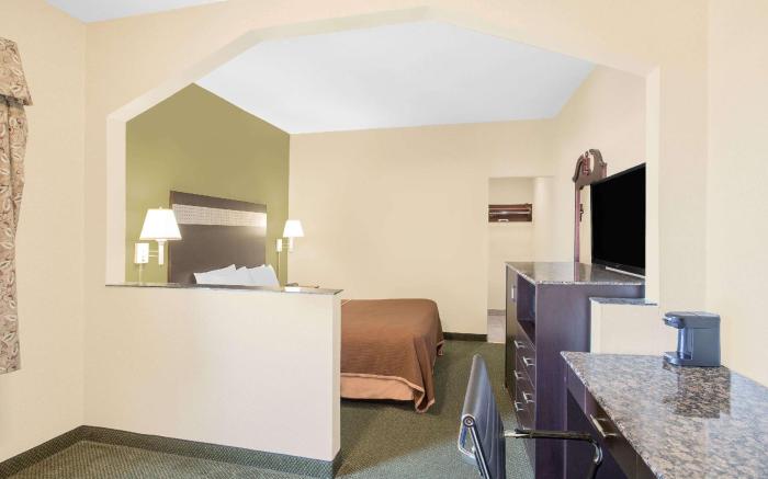 Howard Johnson by Wyndham North Bergen