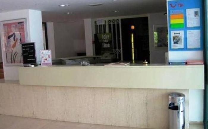 Elmi Beach Hotel & Suites