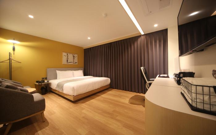 Dongnae Hound Hotel Sajikminam station