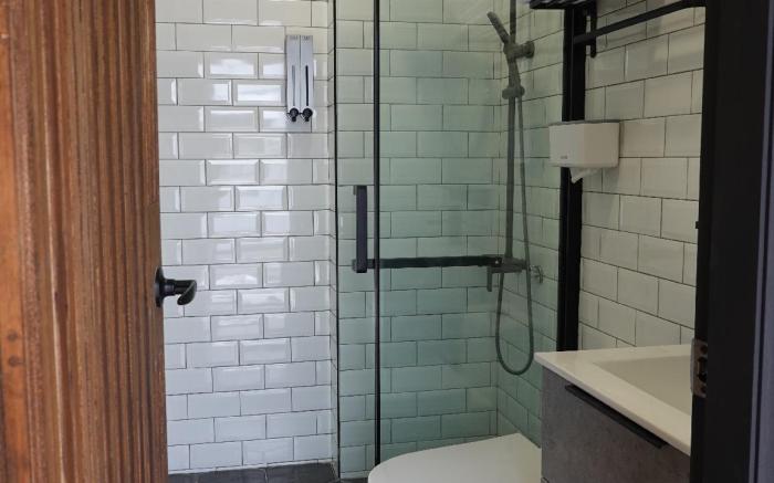 Wootz - Comfy Quad Room