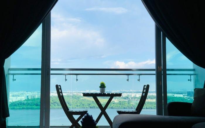 Paragon Suite, Seaview Room by Antlerzone