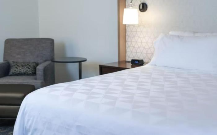Holiday Inn & Suites St. Cloud