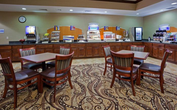 Holiday Inn Express Hotel and Suites Mason City By IHG