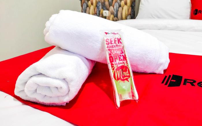 RedDoorz Syariah near GOR Satria Area