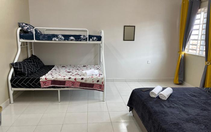 SHAH HomeStay Gong Badak(4 Bilik) with NETFLIX