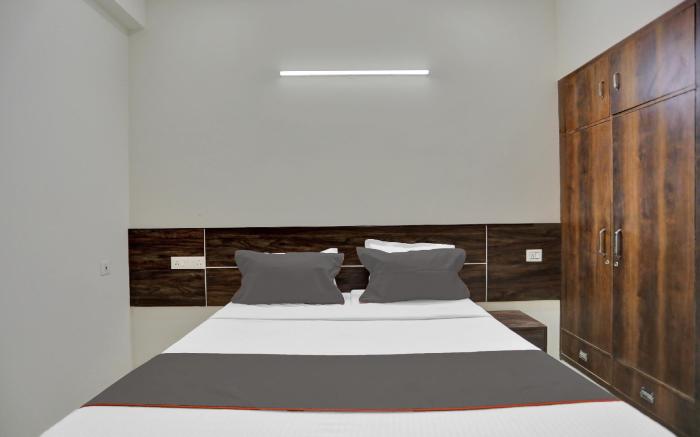 Collection O Raksha Inn Near PVR Ansal Plaza Greater Noida