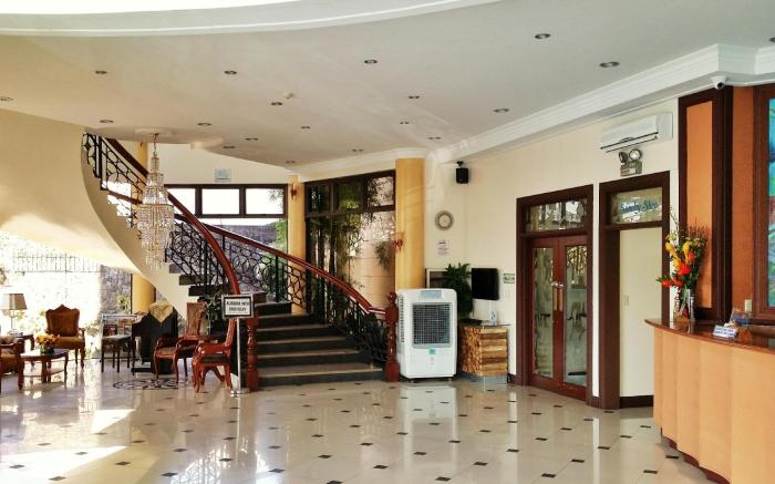Crown Royale Hotel