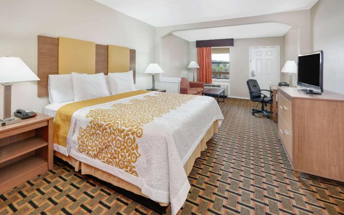 Days Inn & Suites by Wyndham Huntsville