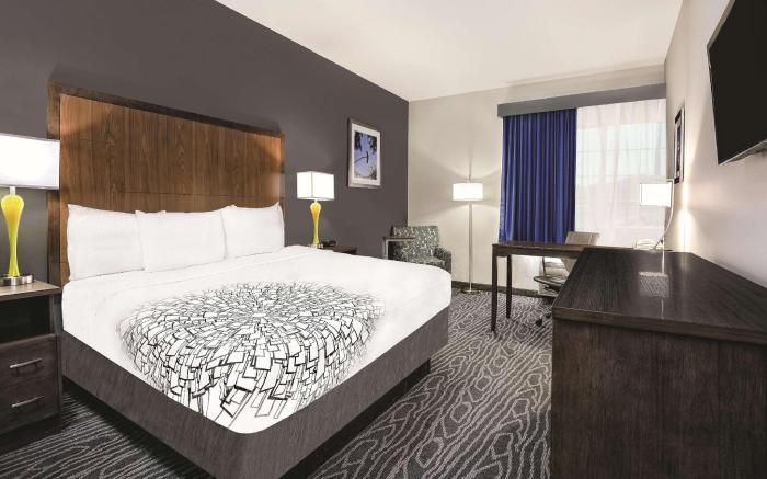 La Quinta Inn & Suites by Wyndham Mercedes Outlet Mall