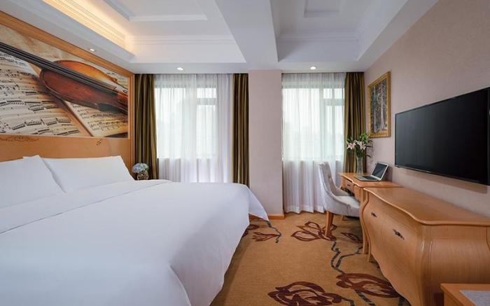 Vienna Hotel Guiyang Qianlingshan Park Yan'an West Road Metro Station