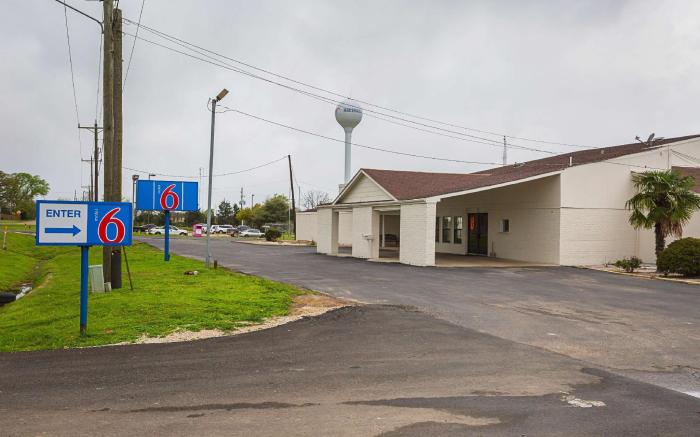 Motel 6 Madisonville, TX