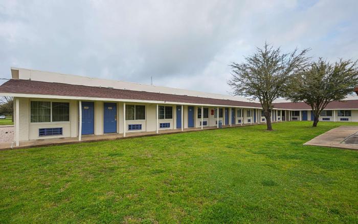 Motel 6 Madisonville, TX
