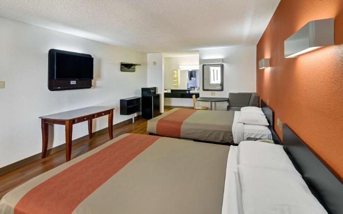 Motel 6 Lindale, TX