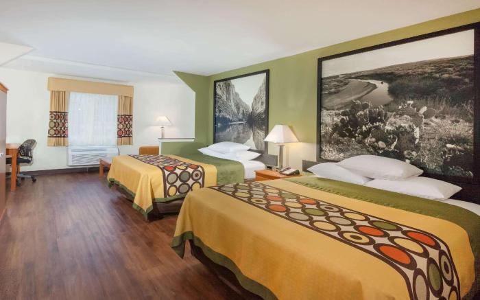 Super 8 by Wyndham Beaumont I-10 South/College St