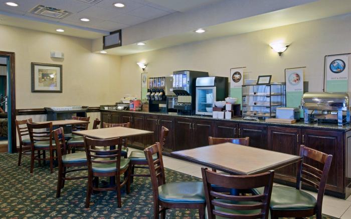 Country Inn & Suites by Radisson, Newport News South, VA