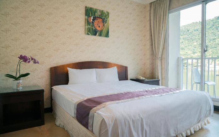 Lakeside Resort Hotel