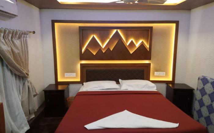 Honeymoon Houseboat