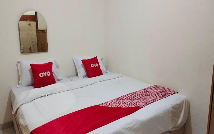 OYO 90870 C16 Siwalankerto Syariah