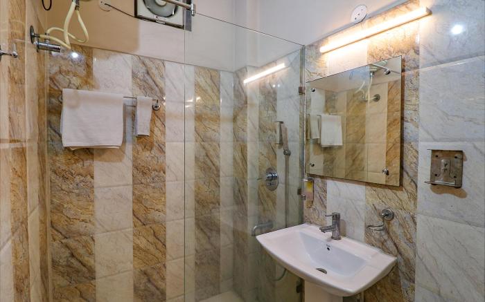 FabHotel Golden Sunrise Inn