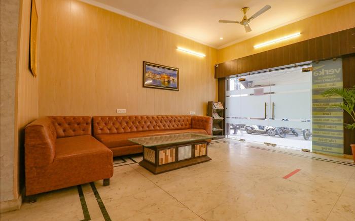 FabHotel Golden Sunrise Inn