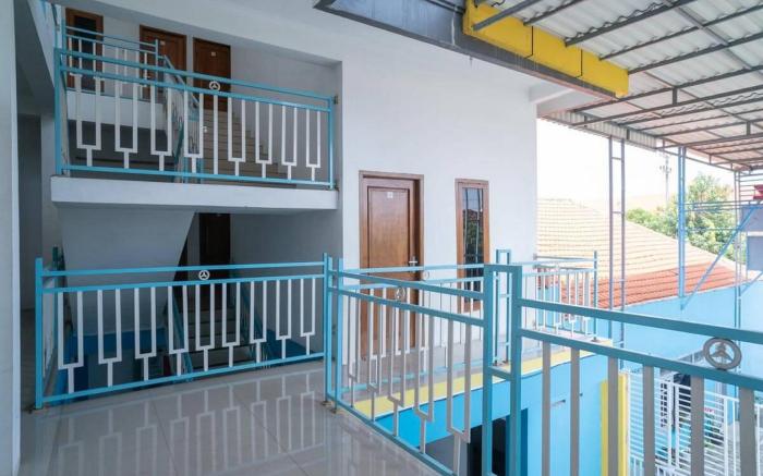 RedDoorz near RS Mitra Keluarga Waru